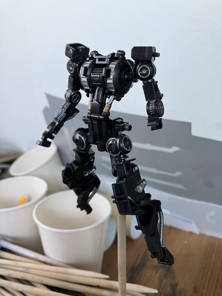 塗装についてフレームは黒鉄色で塗りました。また、今回は部分塗装を頑張ってやってみました。ゴールドがラッカーだったので塗るのが大変でしたよ本当に。シルバーの部分は水性ホビカラで。サラミ、黒鉄色で塗った上から一部をシルバーで塗る事で塗装剥げしているみたいな感じを出しました。白はグラデ塗装。その他の色は黒サフの上からメタリックのカラーで塗装。重厚感を出しました。今回は塗装が大変でしたね。グラデ塗装もそうですが、フレームの部分塗装が結構大変でした。とは言っても、塗装も改造も楽しめたのでオッケーです！ではまた！                                               