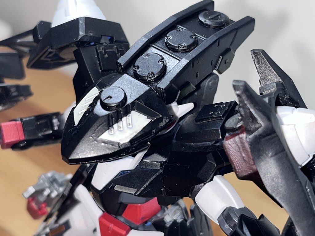 特殊装備「ヴェイルシェイド」頭部にかぶせ、センサーと直結することで通常の2.5倍の範囲を索敵できるフード型のサーチユニット。索敵強化システム「K.R.O.E」正式名称はKinetic Reconnaissance & Observation Enhancer(動的偵察強化装置)。多層になっているセンサー類を一か所に集め、それらの稼働を最適化できる自立型AIシステム(名前無理やりで申し訳ない)