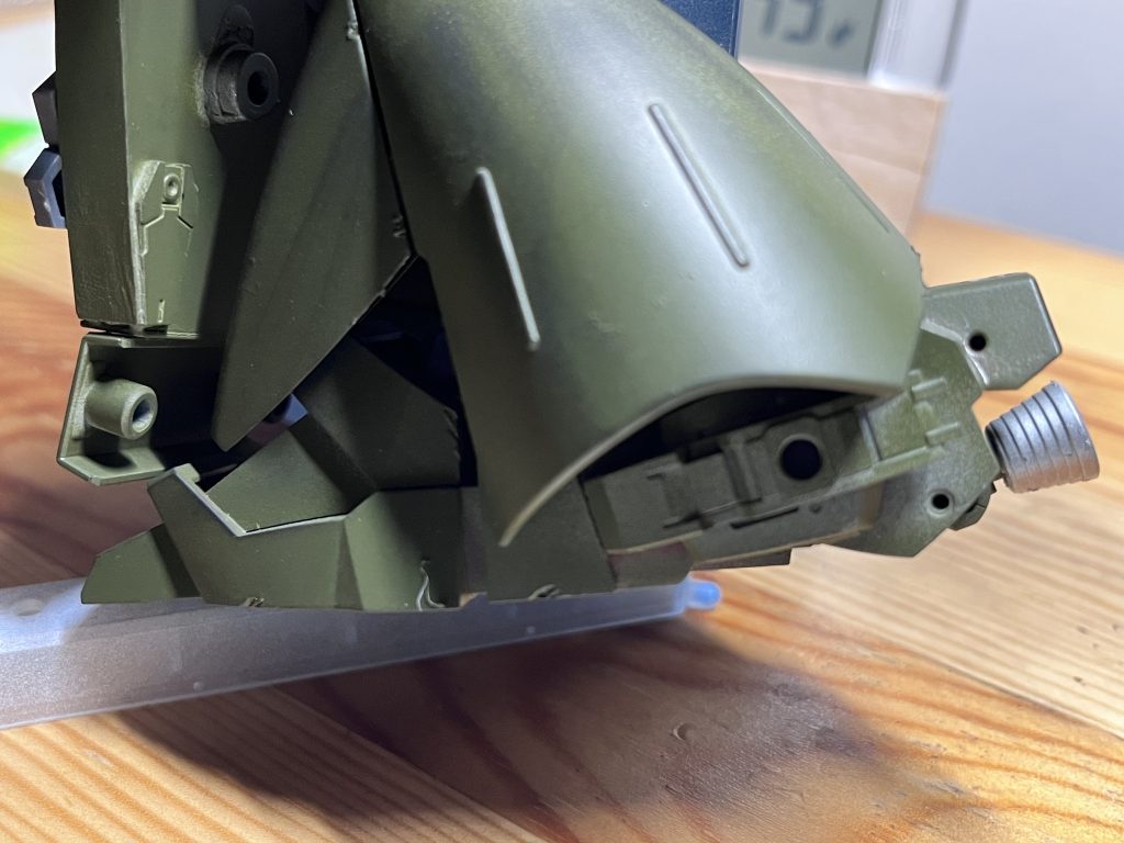 足にはブースターユニットを増設。陸戦型にするときに私はローラーダッシュのような地を這う動きがかっこいいと思いましたが、今回は巨大化した機体を支えるために追加ブースターユニットを制作。