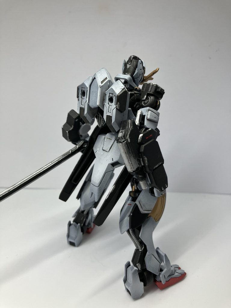 第1形態修復直後の姿。武装は太刀、ガントレット、太刀、機関砲を装備。