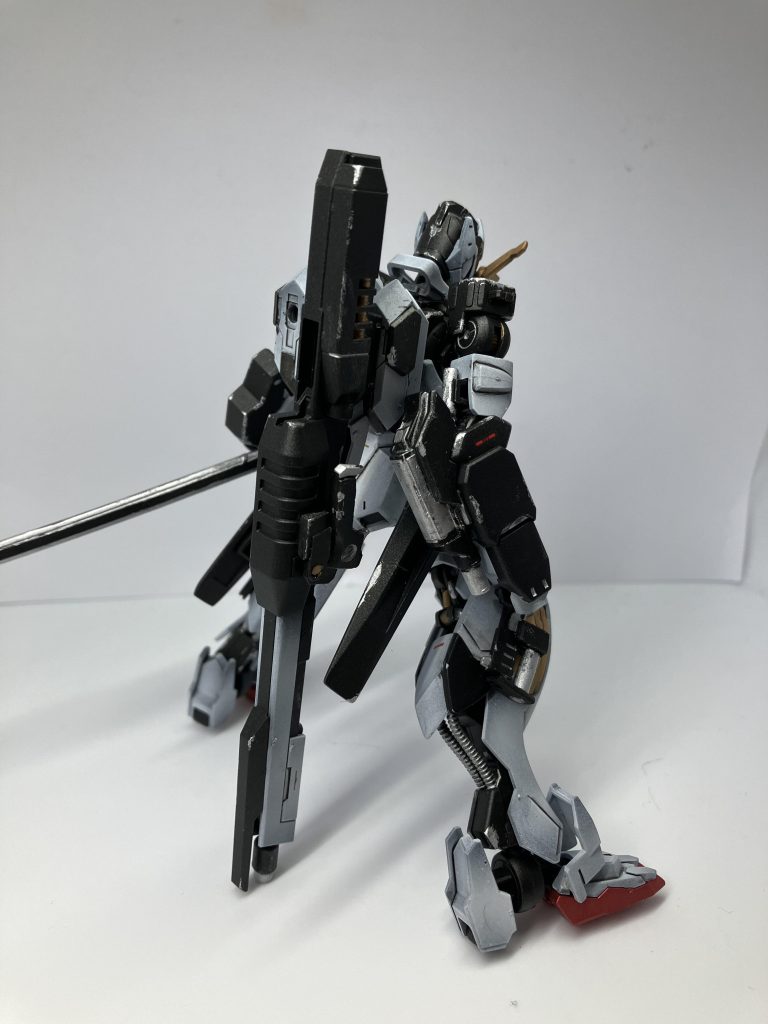 第2形態OSや駆動部の改良、スラスターの調節を行い機動力を向上させた形態。改良型滑空砲とハンドガンを追加で装備している。