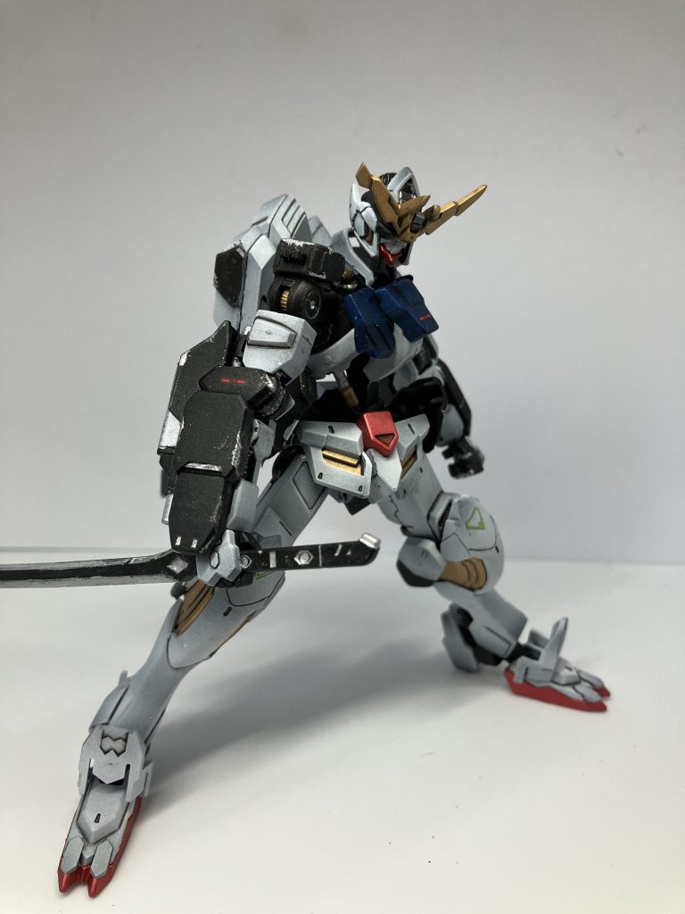 ASW-G-08-R ガンダム・バルバトスリペア100年前に破壊されたバルバトスを、残存するガンダムフレーム、残されていた僅かなパーツとデータ、そして現代の技術を用いて復元した機体。一部には他の機体の装甲も使われている。エイハブ・リアクターや阿頼耶識システムを有しており、現代のMSとも肩を並べる程の戦闘力を持つ。