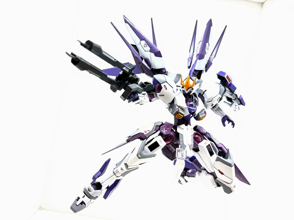 トールギス3構成にシュバルゼッテやRGトールギスなど理想的なスタイルに仕上げカラーはミカエリスで統一感をだしてみました