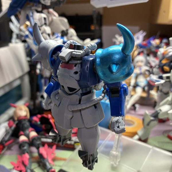 友人の誕生日プレゼントの為に誠意を込めて制作中だったけど普通に誕生日も過ぎたしグフの日すら越してしまった今にモチベーションが上がりつつある謎…最初は肩の角が片方逆になっていましたがセパレーターで難なく外すことができました。後は少しづつ塗装するだけなので後日投稿します！！！（1枚目）
