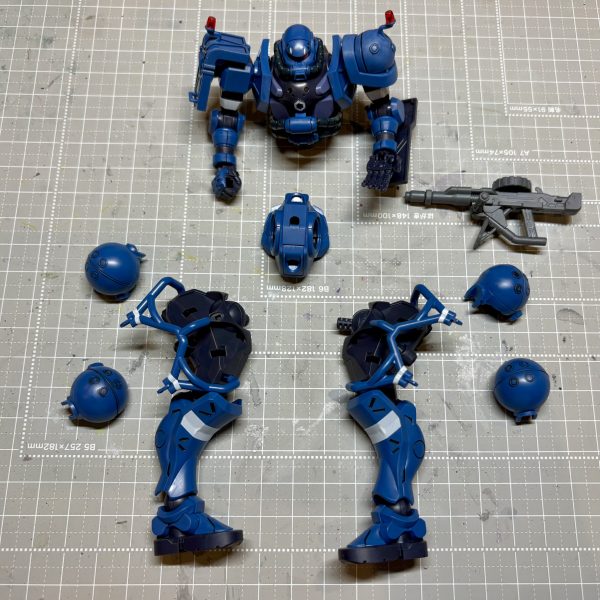 軍警ザクを進めてます。墨入れしながら作り進めてますが、塗装はするのだろうか。なるとしたらどこなんだろう？モノアイは蛍光か蓄光にしたいなぁ。（1枚目）