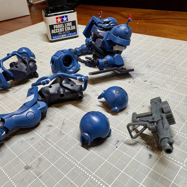 軍警ザクを進めてます。墨入れしながら作り進めてますが、塗装はするのだろうか。なるとしたらどこなんだろう？モノアイは蛍光か蓄光にしたいなぁ。（3枚目）