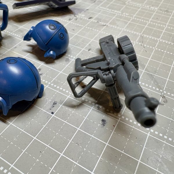 軍警ザクを進めてます。墨入れしながら作り進めてますが、塗装はするのだろうか。なるとしたらどこなんだろう？モノアイは蛍光か蓄光にしたいなぁ。（2枚目）