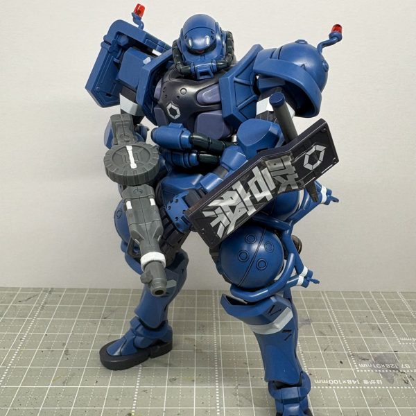 軍警ザクは手足の先にかけてのスマートさ、ブーツのイケ具合、ぼってりマッシブさがたまらんですね。スネガード裏とか細かいところも塗ってみよう！（1枚目）