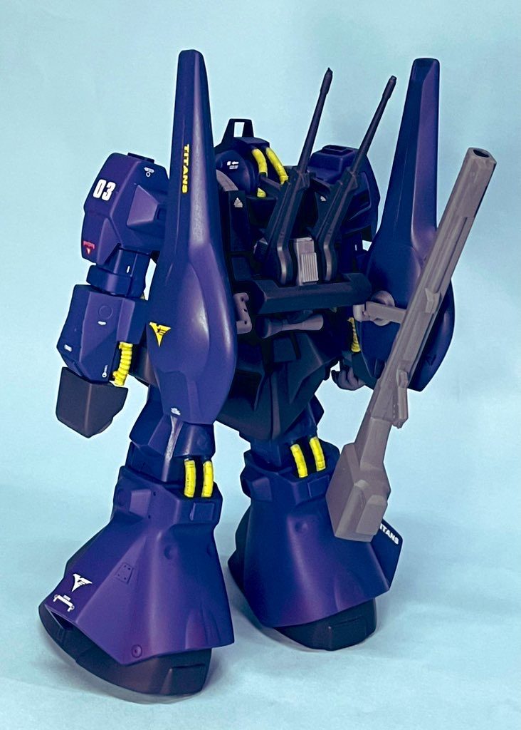 ティターンズカラーならではのイエローの差し色も忘れずにいれてます。