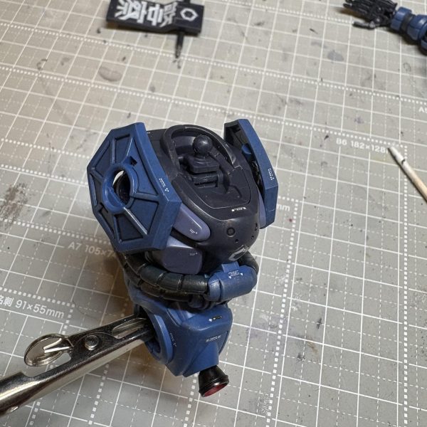 胴体だけはデカール貼れました。腰と背面のジオニックロゴがお気に入りです。軍からの払い下げだとしてもメーカーロゴは入ってるよなぁ、と想像して貼りました。こういう設定を考えるのも楽しいです。スジボリ堂のコーションマークとジオニック社製MSのデカールを使いました。専用デカールと違って指示が無いので自分でデカール選択や配置の検討をしながら貼るのは大変でした。でもなんとなく様になると嬉しいし楽しいですね。（3枚目）