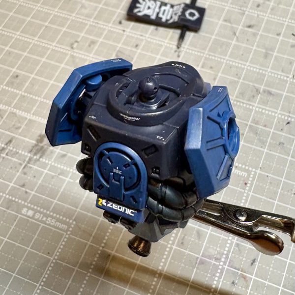 胴体だけはデカール貼れました。腰と背面のジオニックロゴがお気に入りです。軍からの払い下げだとしてもメーカーロゴは入ってるよなぁ、と想像して貼りました。こういう設定を考えるのも楽しいです。スジボリ堂のコーションマークとジオニック社製MSのデカールを使いました。専用デカールと違って指示が無いので自分でデカール選択や配置の検討をしながら貼るのは大変でした。でもなんとなく様になると嬉しいし楽しいですね。（4枚目）