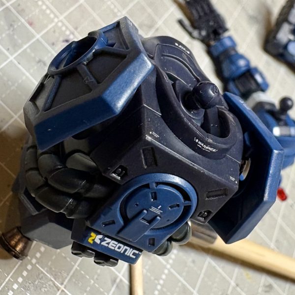 胴体だけはデカール貼れました。腰と背面のジオニックロゴがお気に入りです。軍からの払い下げだとしてもメーカーロゴは入ってるよなぁ、と想像して貼りました。こういう設定を考えるのも楽しいです。スジボリ堂のコーションマークとジオニック社製MSのデカールを使いました。専用デカールと違って指示が無いので自分でデカール選択や配置の検討をしながら貼るのは大変でした。でもなんとなく様になると嬉しいし楽しいですね。（5枚目）