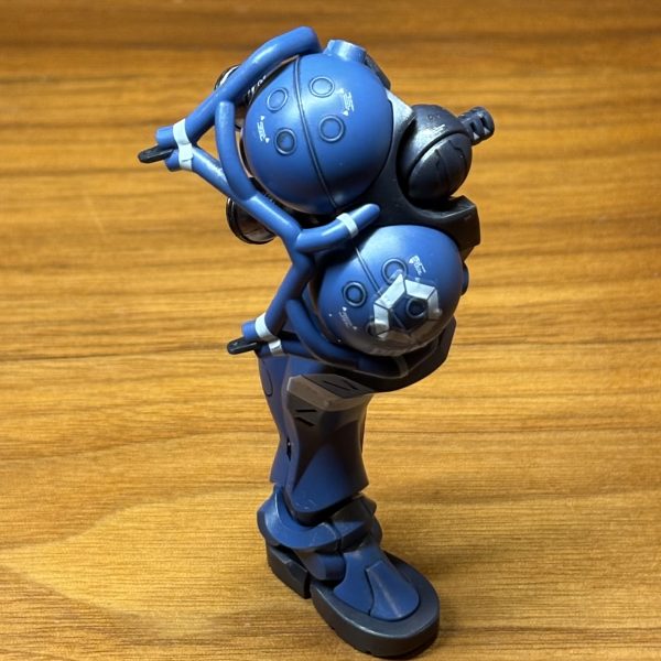 軍警ザクの足のデカール貼り。配置のアイデアが湧かなくてホビージャパン読み始めたら最後まで読んでしまって終わりませんでした。あとジークアクスの汎用デカールっていいものなのかしら？気になる。（4枚目）