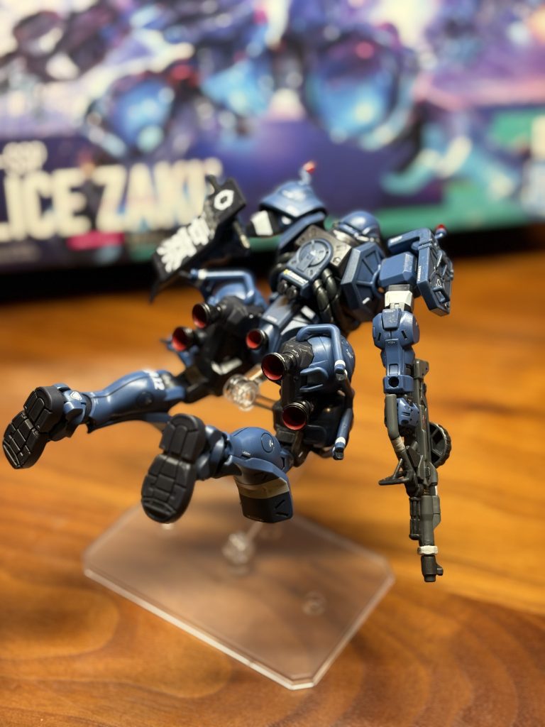 箱横のアクションポーズ集。ポージングしてたらデカール取れて付け直しました。