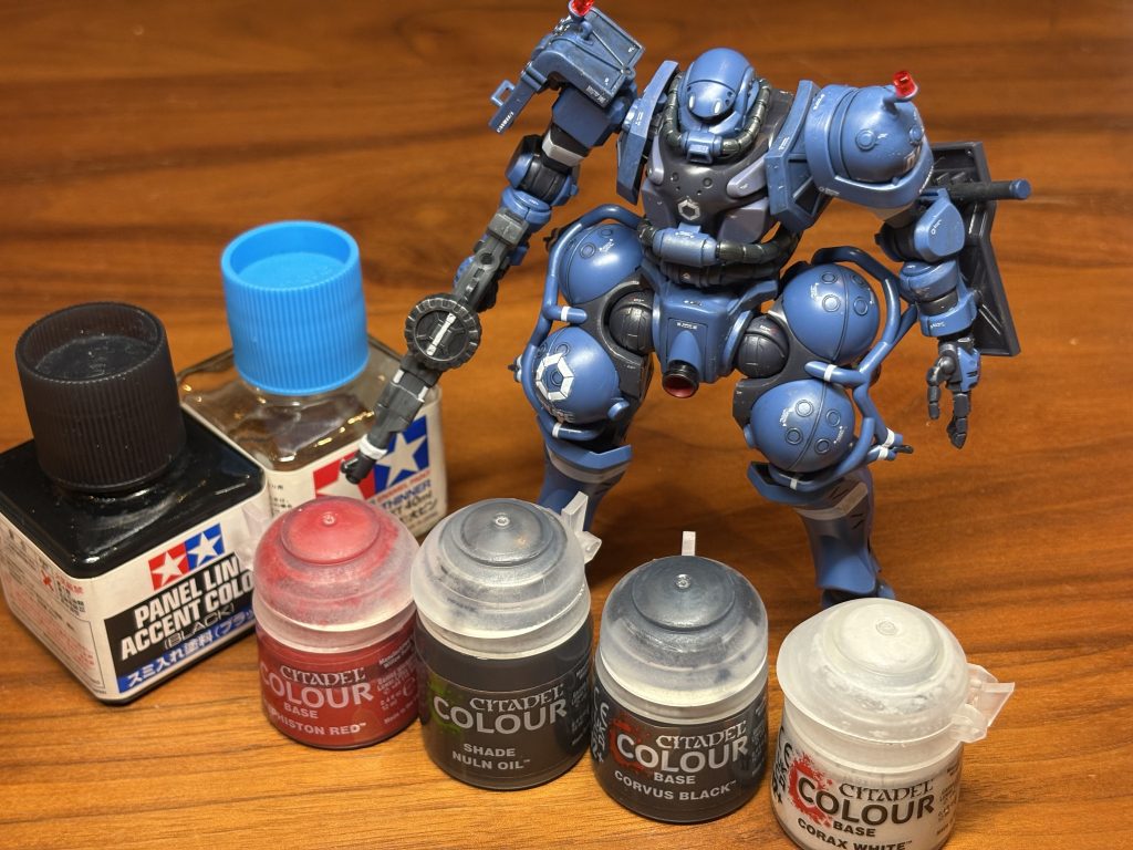 配色はYouTubeの作例をベースにノリで塗りたいところを気ままに塗りました。使ったのはシタデルカラーとタミヤアクリル墨入れ塗料です。右肩のシールドにナルンオイルを塗り過ぎてしまい、シールドだけトーンが違う。ここだけ使い込んでる感があってなんか変な感じになってしまった。ナルンオイルは乾燥しないとイメージがつかめないのが難しい。