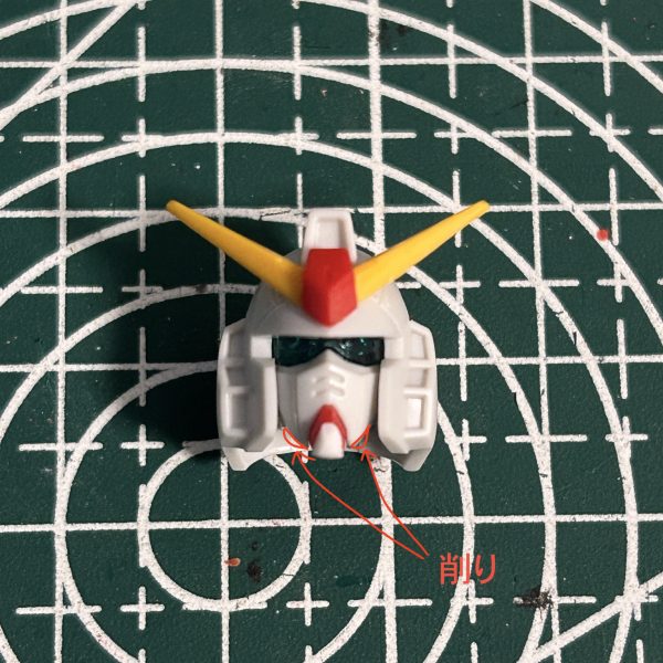 頭部の合わせ目消しのために後ハメ加工を施しつつ、顔の部分が子供っぽい感じがしたので幾つか改修しました。マスクの下部を削りシャープに顎先をプラ板で延長アンテナのシャープ化 （2枚目）