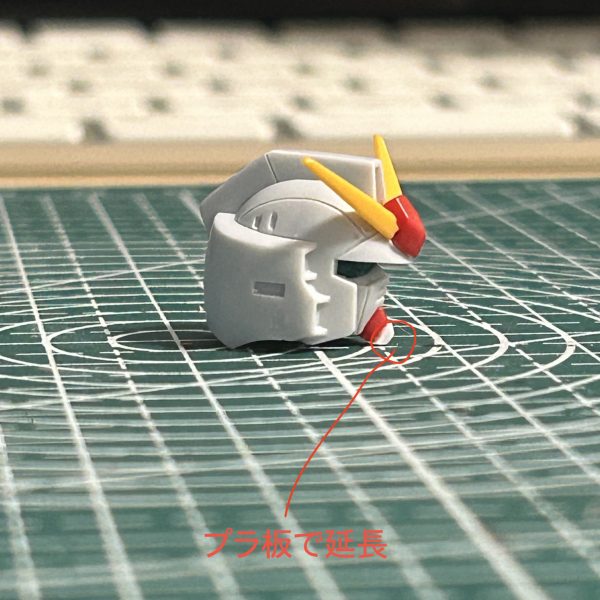 頭部の合わせ目消しのために後ハメ加工を施しつつ、顔の部分が子供っぽい感じがしたので幾つか改修しました。マスクの下部を削りシャープに顎先をプラ板で延長アンテナのシャープ化 （3枚目）