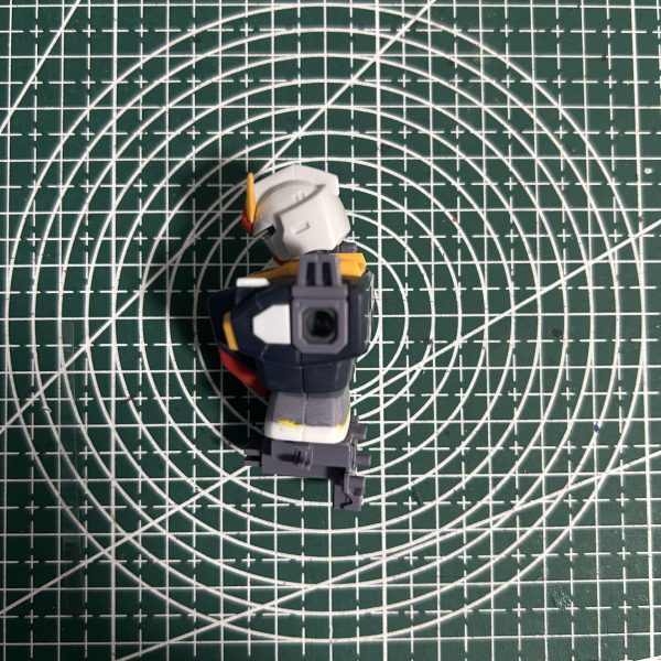 ＜首＞延長加工と顎引き、のけぞりの可動域アップ加工を施しました。＜胴体＞追加スジ彫りとプラバンによるディテール追加を施しました。また、お腹パーツにプラ板を貼り付け、胴体の長さをを少し延長しています。＜腰＞胴体延長加工にあわせて、腰のジョイント部分を切断し、長いものに置き換えて可動範囲アップを施しました。加工方法は以下になります。もとのジョイント支柱を切り落とす。切り落とした場所にドリルで穴を開ける。長さを調整したプラ棒を差し込む。ポリキャップをはめ込む。（2枚目）