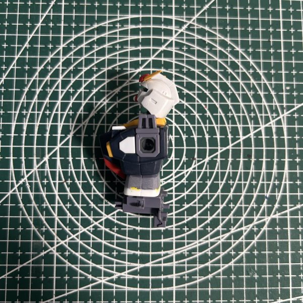 ＜首＞延長加工と顎引き、のけぞりの可動域アップ加工を施しました。＜胴体＞追加スジ彫りとプラバンによるディテール追加を施しました。また、お腹パーツにプラ板を貼り付け、胴体の長さをを少し延長しています。＜腰＞胴体延長加工にあわせて、腰のジョイント部分を切断し、長いものに置き換えて可動範囲アップを施しました。加工方法は以下になります。もとのジョイント支柱を切り落とす。切り落とした場所にドリルで穴を開ける。長さを調整したプラ棒を差し込む。ポリキャップをはめ込む。（3枚目）