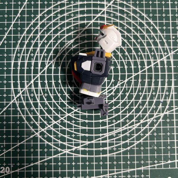 ＜首＞延長加工と顎引き、のけぞりの可動域アップ加工を施しました。＜胴体＞追加スジ彫りとプラバンによるディテール追加を施しました。また、お腹パーツにプラ板を貼り付け、胴体の長さをを少し延長しています。＜腰＞胴体延長加工にあわせて、腰のジョイント部分を切断し、長いものに置き換えて可動範囲アップを施しました。加工方法は以下になります。もとのジョイント支柱を切り落とす。切り落とした場所にドリルで穴を開ける。長さを調整したプラ棒を差し込む。ポリキャップをはめ込む。（4枚目）