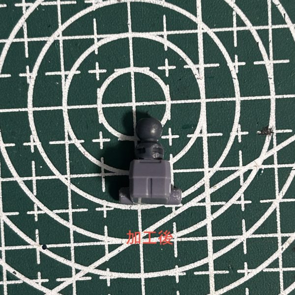 ＜首＞延長加工と顎引き、のけぞりの可動域アップ加工を施しました。＜胴体＞追加スジ彫りとプラバンによるディテール追加を施しました。また、お腹パーツにプラ板を貼り付け、胴体の長さをを少し延長しています。＜腰＞胴体延長加工にあわせて、腰のジョイント部分を切断し、長いものに置き換えて可動範囲アップを施しました。加工方法は以下になります。もとのジョイント支柱を切り落とす。切り落とした場所にドリルで穴を開ける。長さを調整したプラ棒を差し込む。ポリキャップをはめ込む。（5枚目）