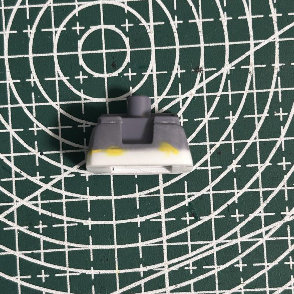 ＜首＞延長加工と顎引き、のけぞりの可動域アップ加工を施しました。＜胴体＞追加スジ彫りとプラバンによるディテール追加を施しました。また、お腹パーツにプラ板を貼り付け、胴体の長さをを少し延長しています。＜腰＞胴体延長加工にあわせて、腰のジョイント部分を切断し、長いものに置き換えて可動範囲アップを施しました。加工方法は以下になります。もとのジョイント支柱を切り落とす。切り落とした場所にドリルで穴を開ける。長さを調整したプラ棒を差し込む。ポリキャップをはめ込む。（6枚目）