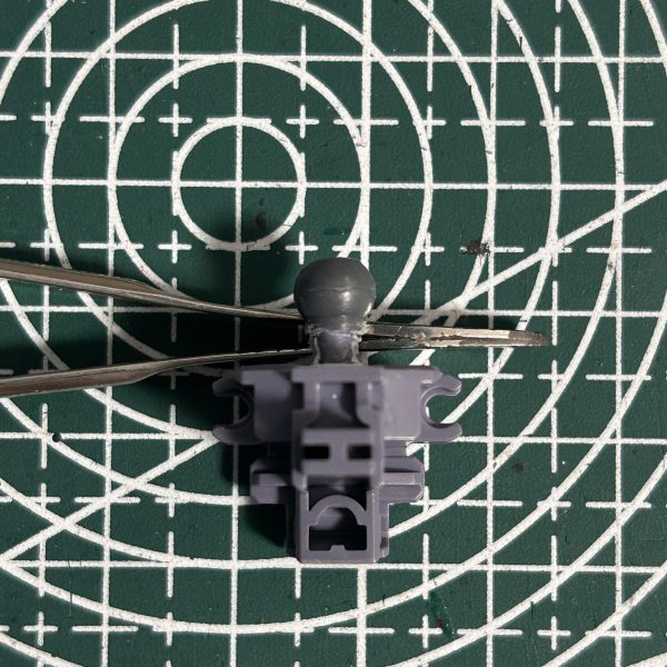 ＜首＞延長加工と顎引き、のけぞりの可動域アップ加工を施しました。＜胴体＞追加スジ彫りとプラバンによるディテール追加を施しました。また、お腹パーツにプラ板を貼り付け、胴体の長さをを少し延長しています。＜腰＞胴体延長加工にあわせて、腰のジョイント部分を切断し、長いものに置き換えて可動範囲アップを施しました。加工方法は以下になります。もとのジョイント支柱を切り落とす。切り落とした場所にドリルで穴を開ける。長さを調整したプラ棒を差し込む。ポリキャップをはめ込む。（7枚目）