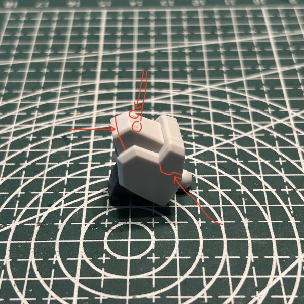 首と胴体を延長したのに合わせて腕も少し延長しました。肩アーマーはあっさりし過ぎに感じたのでスジ彫り追加とプラバンチップの貼り付けを施しました。また、使用しない右腕のポリキャップ穴はプラ板で作ったディテールで塞いておきました。バルカンポッドに関してはアンテナをもっとシャープにしたかったので、オリジナルは切り落としとがったものに差し替えました。（5枚目）