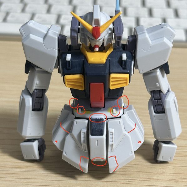腰部へのスジ彫り追加とディテール追加を施してみました。腹部をプラ板で延長したせいで胸の赤いコクピットハッチと腰の紺色パーツとの間が、空き過ぎて見えたので紺色パーツをプラバンで大きくして、隙間をなくすようにしてみました。全体が出来上がった段階でコクピットハッチも大きくするかもしれません。＜追記＞コクピットハッチも大きくしました。（2枚目）