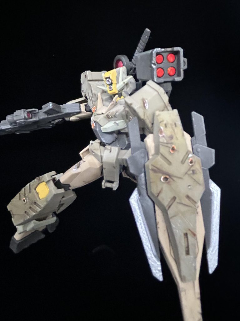 ガンプラでは、初めて人生で2度目の汚し塗装。おすすめで頂いたリアルタッチマーカーと家に余っていたスーパーアイアン2蛍光レッド エナメル蛍光オレンジpebeo 4 artist marker シルバーガンダムマーカー ガンダムレッドを使って傷を表現しました。