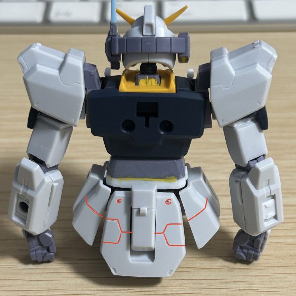 腰部へのスジ彫り追加とディテール追加を施してみました。腹部をプラ板で延長したせいで胸の赤いコクピットハッチと腰の紺色パーツとの間が、空き過ぎて見えたので紺色パーツをプラバンで大きくして、隙間をなくすようにしてみました。全体が出来上がった段階でコクピットハッチも大きくするかもしれません。＜追記＞コクピットハッチも大きくしました。（3枚目）