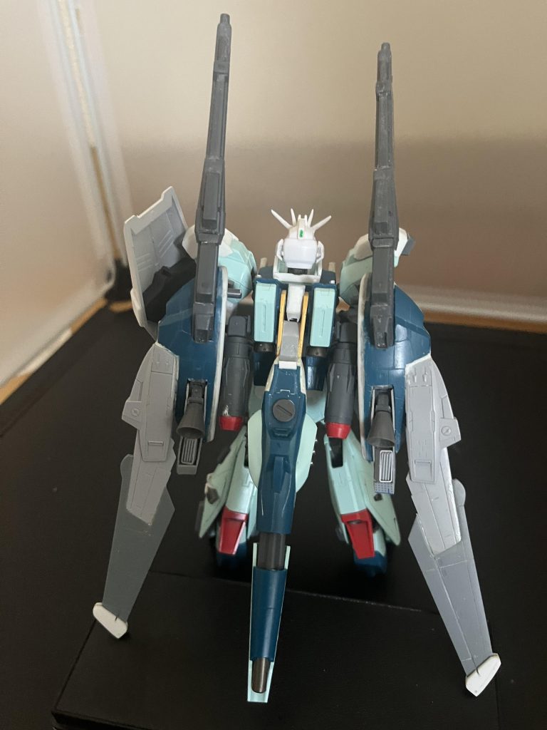 本来、BWSはリ・ガズィのバックパックに直付けなんですが、間にロール軸のあるプロペラントタンクっぽいものを噛ませBWSの稼働範囲を広げてます。ハイパービームサーベルは用意できなかったのでオプションパーツで代用。作ろうかとも考えましたが、ビームエフェクトないし、持ち手もないのでやめました。