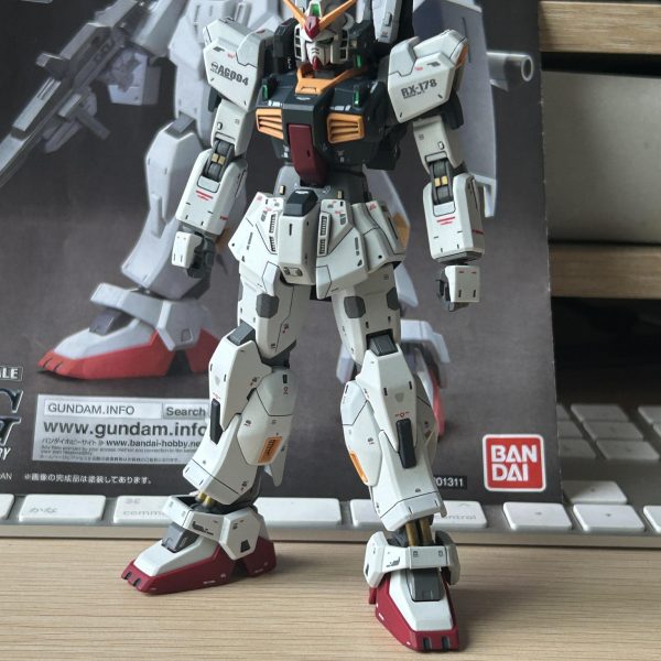 武器とシールド以外が出来上がってきたのでトップコートをふいて組み立ててみました。オリジナルと比べても今回イジったプロポーションは良い感じになってます。 （3枚目）