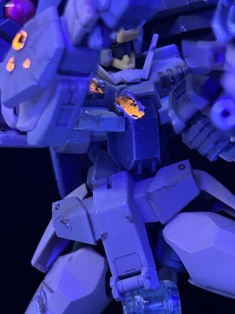 はんだごても使用して傷を作り蛍光で光らせてます。やはり蛍光は楽しいですね!