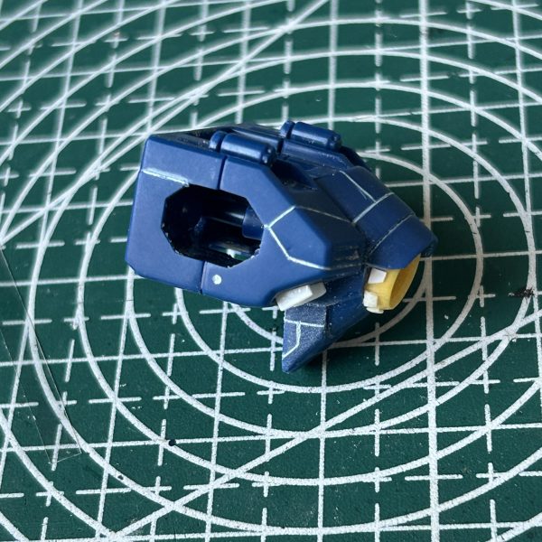 RGのウイングガンダムゼロが発売されるとのことですが、購入競争には勝てそうにないので、「手に入らないなら作ればいいじゃない」の誠心でHGを改修してかっこいい機体を作ってみようと思います。とりあえずオモチャっぽいプロポーションをもう少し、かっこよくするためにディテール追加と胴体の延長を施してみました。（3枚目）