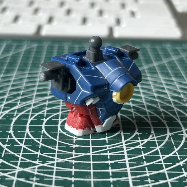 RGのウイングガンダムゼロが発売されるとのことですが、購入競争には勝てそうにないので、「手に入らないなら作ればいいじゃない」の誠心でHGを改修してかっこいい機体を作ってみようと思います。とりあえずオモチャっぽいプロポーションをもう少し、かっこよくするためにディテール追加と胴体の延長を施してみました。（4枚目）