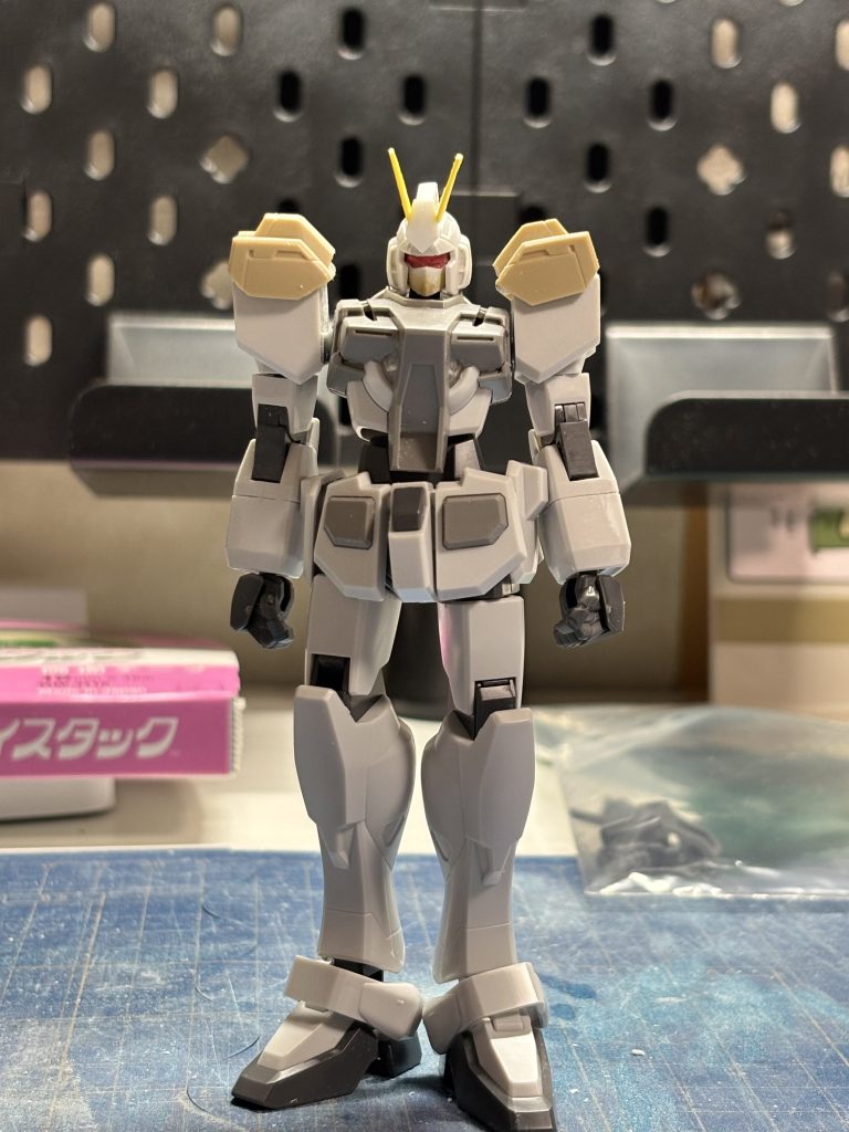 フェイスパーツとアンテナをレッドウォーリアー風に作ってビルドナックル角を使えばほぼ完成