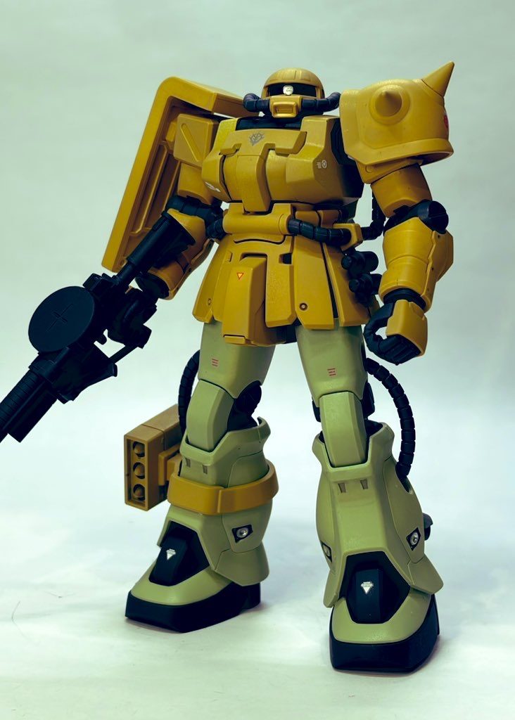 HG ザクⅡ F2型をキンバライト基地仕様カラーに全塗装。配色はMG版の配色を参考に塗装しました。