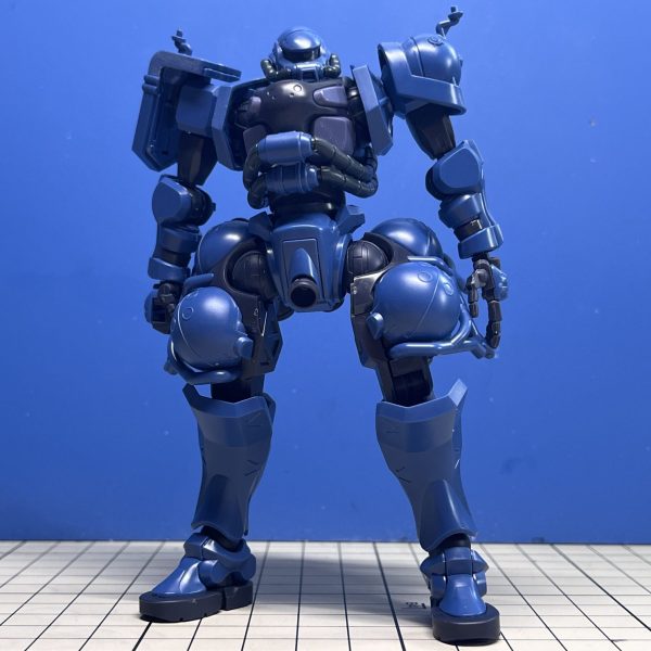 軍警ザクをGQコン向けに弄り始めました。色んな方の作品を拝見していて思ってはいましたが、自分でも触って痛感しています。フォルムが独特すぎて改造しづらい…！とはいえ方向性は固まったんで、悩むとしたらディテール密度かなぁというところ。サクッと完成までいければいいですね。〈今日のがんばりどころ〉・足首ホビージャパンの作例を真似しました。爪先から踵まで一体化しているソールを真ん中で切断。甲のパーツの、周りと干渉している部分を削り込むとこんな感じで可動化することが出来ました。可動域が優秀であることがスタンダードな昨今のキットですが、やっぱり何らかの都合で諦めたんだなぁと邪推してしまう箇所がありますよね。プロモデラーさんたちの、そういう箇所をサラッとフォローしてしまうところ、それがプロたる所以なんだろうなぁと思わされました。（1枚目）
