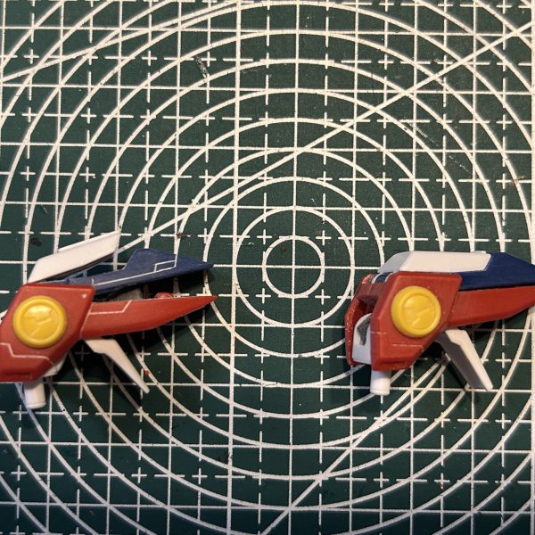 ディテールとスジ掘りの追加を施しました。二の腕カバーの部分も分厚くてオモチャ感が出ていたので、薄く削りました。（3枚目）