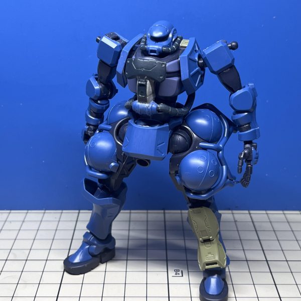 軍警ザクをGQコン向けに弄り始めました。色んな方の作品を拝見していて思ってはいましたが、自分でも触って痛感しています。フォルムが独特すぎて改造しづらい…！とはいえ方向性は固まったんで、悩むとしたらディテール密度かなぁというところ。サクッと完成までいければいいですね。〈今日のがんばりどころ〉・足首ホビージャパンの作例を真似しました。爪先から踵まで一体化しているソールを真ん中で切断。甲のパーツの、周りと干渉している部分を削り込むとこんな感じで可動化することが出来ました。可動域が優秀であることがスタンダードな昨今のキットですが、やっぱり何らかの都合で諦めたんだなぁと邪推してしまう箇所がありますよね。プロモデラーさんたちの、そういう箇所をサラッとフォローしてしまうところ、それがプロたる所以なんだろうなぁと思わされました。（2枚目）