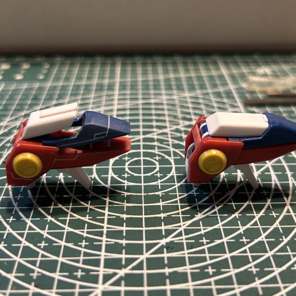 ディテールとスジ掘りの追加を施しました。二の腕カバーの部分も分厚くてオモチャ感が出ていたので、薄く削りました。（2枚目）