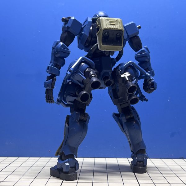 軍警ザクをGQコン向けに弄り始めました。色んな方の作品を拝見していて思ってはいましたが、自分でも触って痛感しています。フォルムが独特すぎて改造しづらい…！とはいえ方向性は固まったんで、悩むとしたらディテール密度かなぁというところ。サクッと完成までいければいいですね。〈今日のがんばりどころ〉・足首ホビージャパンの作例を真似しました。爪先から踵まで一体化しているソールを真ん中で切断。甲のパーツの、周りと干渉している部分を削り込むとこんな感じで可動化することが出来ました。可動域が優秀であることがスタンダードな昨今のキットですが、やっぱり何らかの都合で諦めたんだなぁと邪推してしまう箇所がありますよね。プロモデラーさんたちの、そういう箇所をサラッとフォローしてしまうところ、それがプロたる所以なんだろうなぁと思わされました。（3枚目）