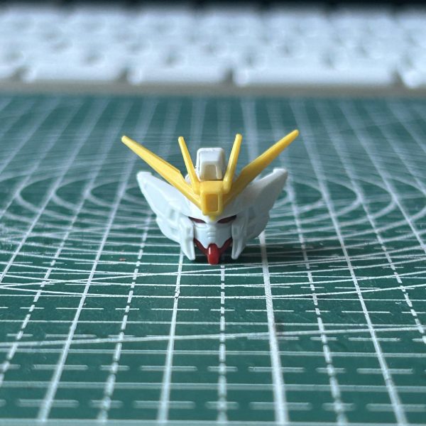 アンテナと両サイドの突き出した部分のシャープ化を行いました。顎のラインも削って、少しスッキリしたイメージにしてみました。 （3枚目）