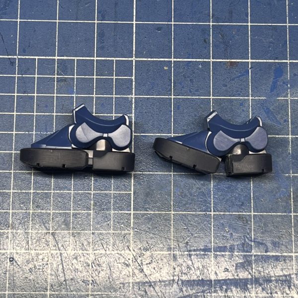 軍警ザクをGQコン向けに弄り始めました。色んな方の作品を拝見していて思ってはいましたが、自分でも触って痛感しています。フォルムが独特すぎて改造しづらい…！とはいえ方向性は固まったんで、悩むとしたらディテール密度かなぁというところ。サクッと完成までいければいいですね。〈今日のがんばりどころ〉・足首ホビージャパンの作例を真似しました。爪先から踵まで一体化しているソールを真ん中で切断。甲のパーツの、周りと干渉している部分を削り込むとこんな感じで可動化することが出来ました。可動域が優秀であることがスタンダードな昨今のキットですが、やっぱり何らかの都合で諦めたんだなぁと邪推してしまう箇所がありますよね。プロモデラーさんたちの、そういう箇所をサラッとフォローしてしまうところ、それがプロたる所以なんだろうなぁと思わされました。（4枚目）