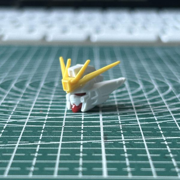 アンテナと両サイドの突き出した部分のシャープ化を行いました。顎のラインも削って、少しスッキリしたイメージにしてみました。 （4枚目）