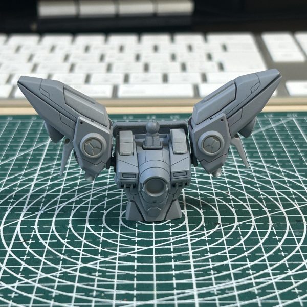 ディテールとスジ掘りの追加を施しました。二の腕カバーの部分も分厚くてオモチャ感が出ていたので、薄く削りました。（5枚目）