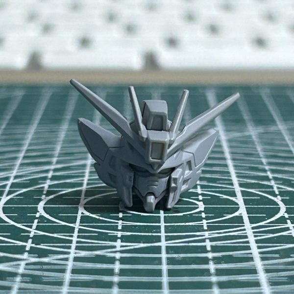 アンテナと両サイドの突き出した部分のシャープ化を行いました。顎のラインも削って、少しスッキリしたイメージにしてみました。 （5枚目）