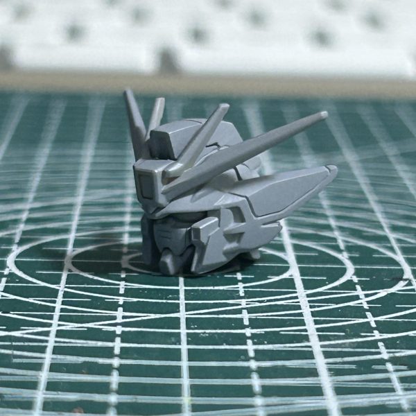 アンテナと両サイドの突き出した部分のシャープ化を行いました。顎のラインも削って、少しスッキリしたイメージにしてみました。 （6枚目）