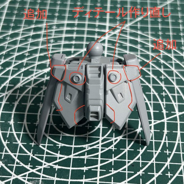 フロントスカートの丸いディテールは、安っぽい感じがしたので削り落とし、ペつの物を貼り付けました。また、スカート全体に追加のスジ彫りを入れています。（2枚目）